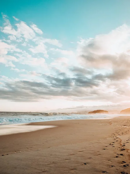 Ein Schöner Blick Auf Fußabdrücke Sand Während Des Sonnenuntergangs Strand — Stockfoto