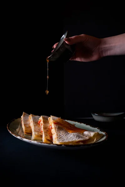 Ένα Κάθετο Πλάνο Ενός Ατόμου Που Ρίχνει Κέτσαπ Πιάτο Quesadilla — Φωτογραφία Αρχείου