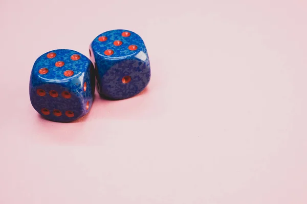 Een Close Van Blauwe Dobbelstenen Geïsoleerd Een Roze Achtergrond — Stockfoto