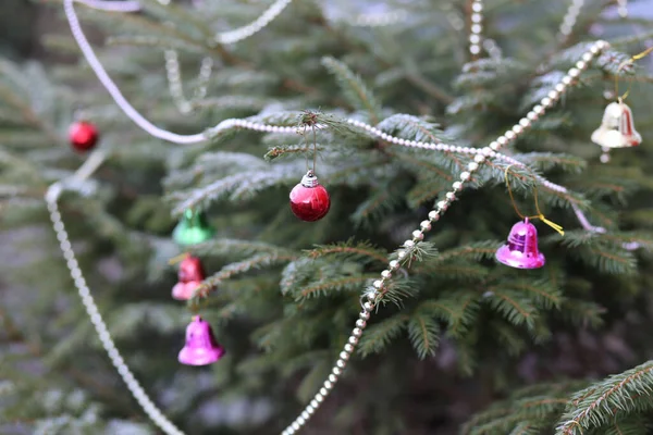 Kerst Ornamenten Een Natuurlijke Kerstboom — Stockfoto