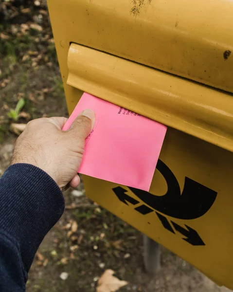 Paderborn Deutschland August 2020 Ein Deutscher Stimmzettel Der Einen Briefkasten — Stockfoto