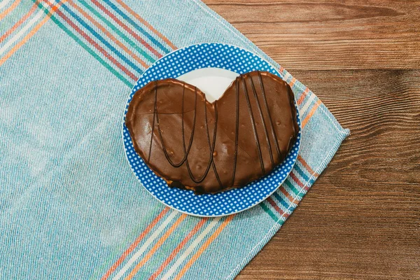 Vue Dessus Bretzel Recouvert Chocolat Forme Cœur Sur Une Assiette — Photo
