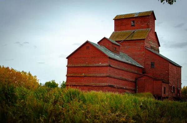 Old Red Building Field Covered Grass Countryside — Stock Photo, Image