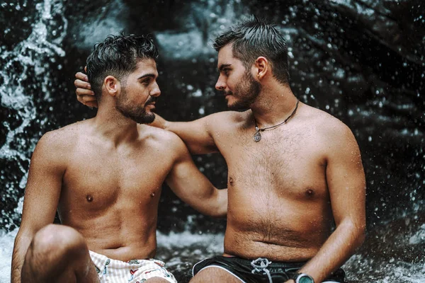 Una Cariñosa Encantadora Pareja Gay Acariciándose Mientras Están Sentados Una — Foto de Stock