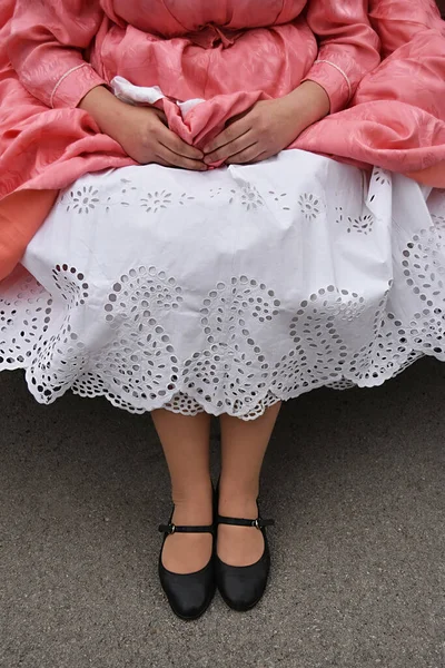 Вертикальный Снимок Женщины Старой Юбке Вышитой Вручную Ватой Розовым Платьем — стоковое фото