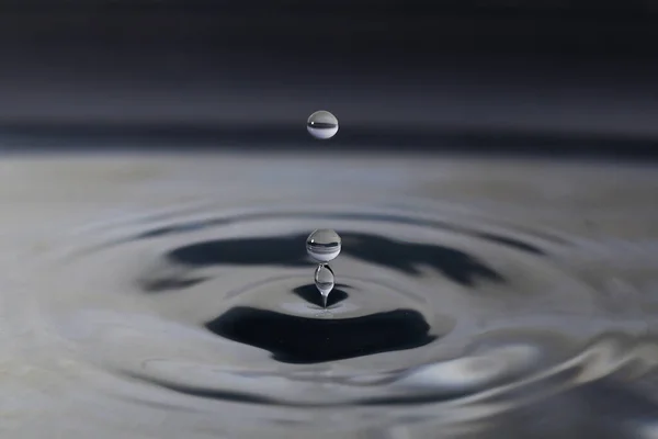 Сірий Знімок Невеликої Краплі Води Падає Поверхню Води Добре Фону — стокове фото