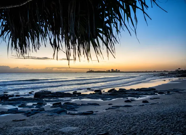 Sebuah Matahari Terbenam Yang Menarik Pantai Terlihat Melalui Jerami — Stok Foto