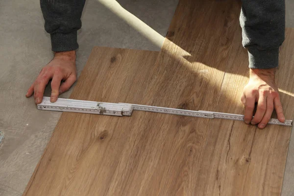 Worker Installing New Vinyl Tiles Floor House — Stock Photo, Image