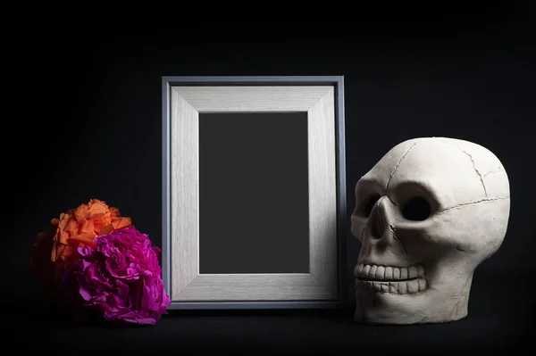 黒い背景に死の装飾が施された写真フレーム — ストック写真