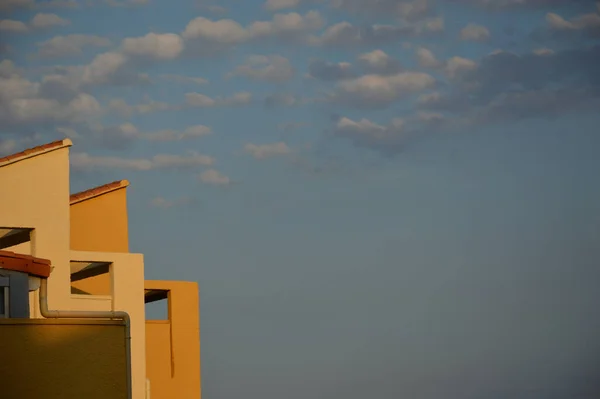 Bulutlu Bir Gökyüzüne Karşı Modern Binaların Çatılarının Yakın Çekimi — Stok fotoğraf