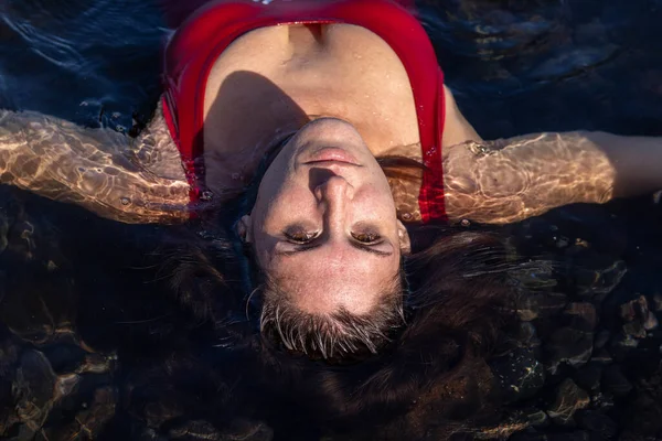 Une Prise Vue Sélective Une Jeune Femme Séduisante Relaxant Bord — Photo