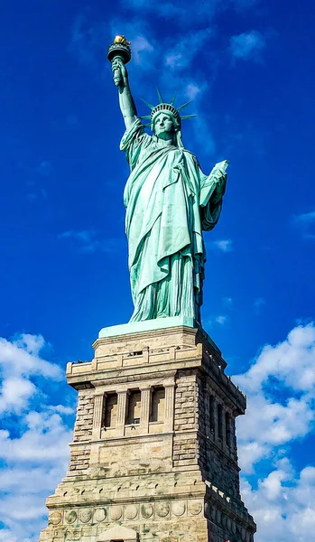 Plano Vertical Ángulo Bajo Estatua Libertad Día Nublado — Foto de Stock