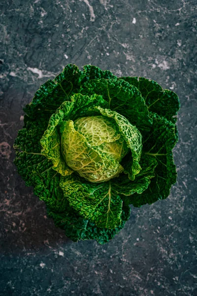 Bio Wirsing Auf Grauer Marmoroberfläche — Stockfoto