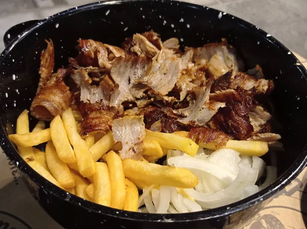 Ein Griechisches Gericht Mit Gyros Vom Schwein Und Pommes Frites — Stockfoto