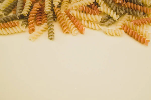 Výstřik Celé Pšenice Tvrdé Fusilli Syrové Italské Těstoviny Příchutí Rajčat — Stock fotografie