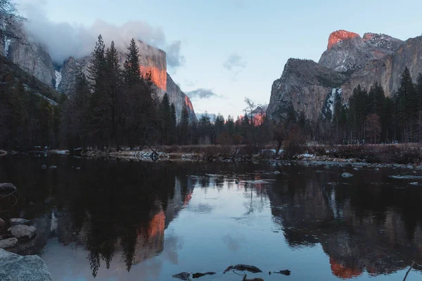 Lago Tranquilo Rodeado Árboles Parque Nacional Yosemite California — Foto de Stock