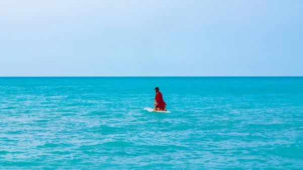 Close Uma Pessoa Vestida Como Pirata Uma Prancha Surf Água — Fotografia de Stock