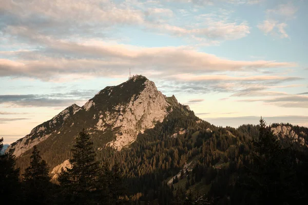 Uma Floresta Montanhosa Sob Céu Azul Nuvens Brancas — Fotografia de Stock