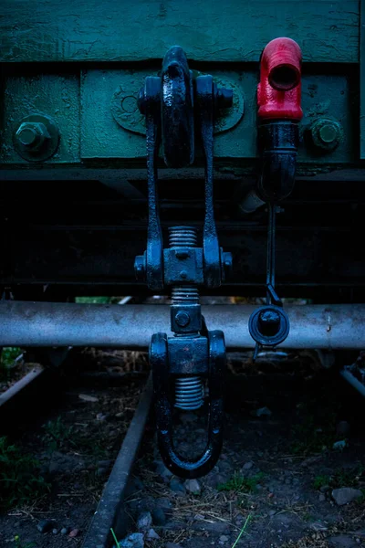 Eine Vertikale Nahaufnahme Eines Mechanismus Auf Der Rückseite Eines Zuges — Stockfoto