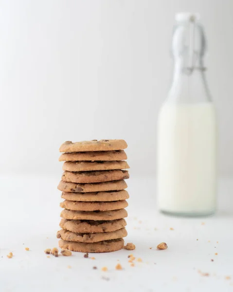Вертикальний Знімок Стопки Шоколадного Печива Пляшки Молока Задньому Плані — стокове фото