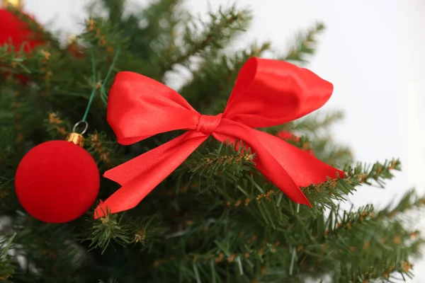 Eine Nahaufnahme Von Roten Ornamenten Auf Einem Weihnachtsbaum — Stockfoto