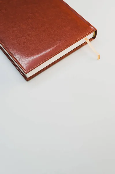 テキストのための空のスペースを持つパステルグレーの背景に茶色のノートブックの垂直ショット — ストック写真