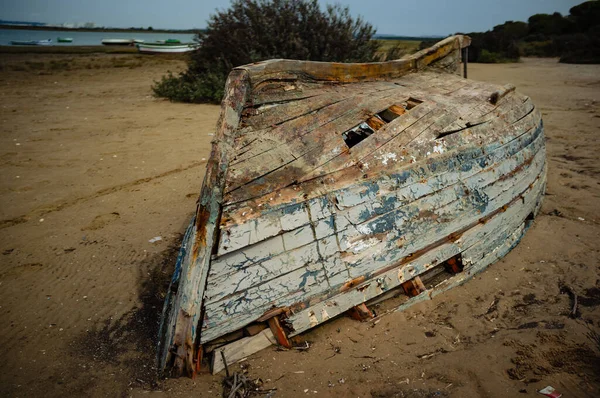 Vecchio Peschereccio Abbandonato Capovolto Sulla Spiaggia — Foto Stock