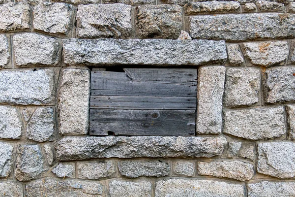 Nahaufnahme Eines Steinmauer Hintergrunds Mit Einer Kleinen Hölzernen Fensterabdeckung — Stockfoto