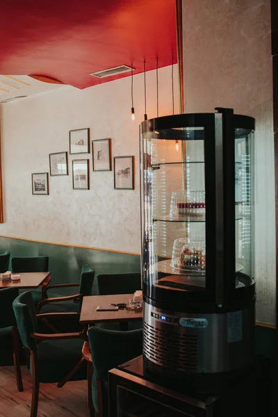 Eine Vertikale Aufnahme Eines Dessertkühlschranks Café — Stockfoto