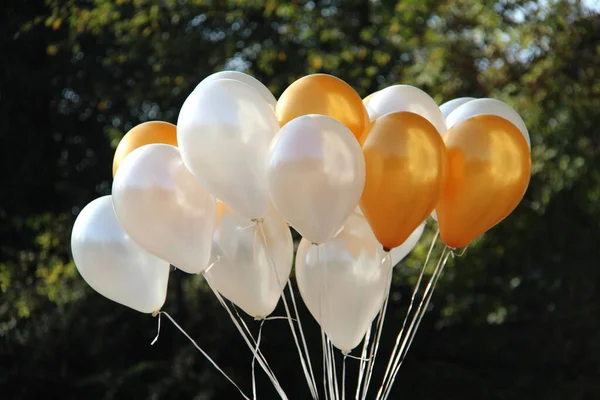 Die Weißen Und Goldenen Luftballons Der Luft — Stockfoto