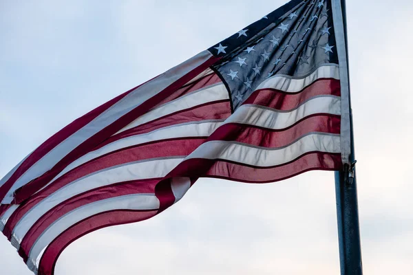 Eine Amerikanische Flagge Fahnenmast Weht Wind Gegen Den Wolkenhimmel — Stockfoto