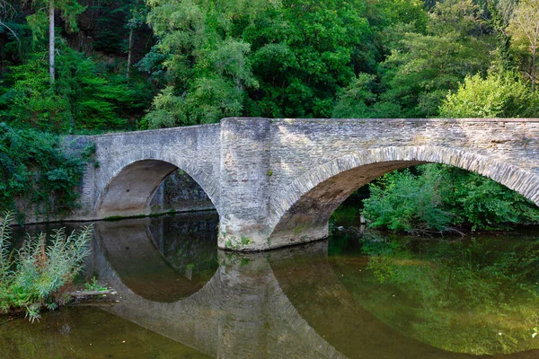 Uma Ponte Pedra Antiga Espelhando Pequeno Riacho Com Árvores Arbustos — Fotografia de Stock