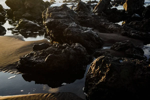 Close Rochas Cercadas Por Areia Água Praia Uma Noite — Fotografia de Stock