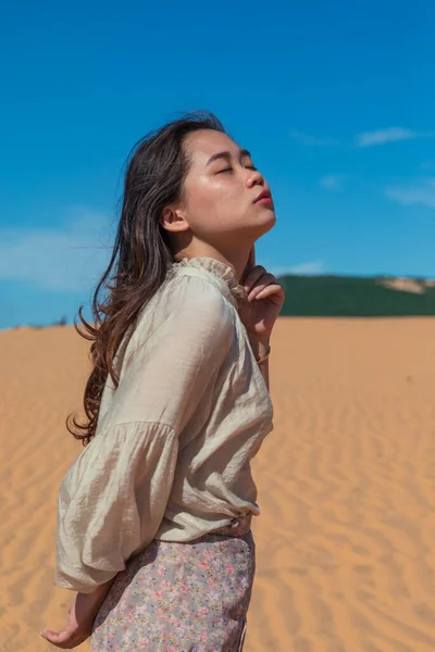 Egy Függőleges Felvétel Egy Fiatal Ázsiai Hölgyről Aki Homokos Parton — Stock Fotó