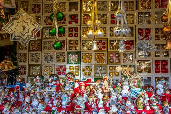 Ποικιλία Από Μικροσκοπικά Χριστουγεννιάτικα Φιγούρες Και Στολίδια Μια Αγορά Μια — Φωτογραφία Αρχείου