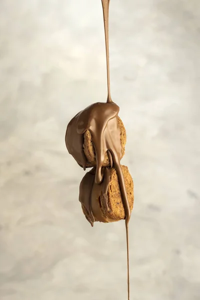 Tiro Vertical Pedaços Bolo Flutuando Com Chocolate Derretido Derramando Sobre — Fotografia de Stock