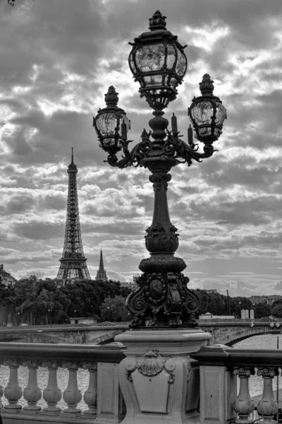 Grayscale Vertical Shot Eiffel Tower Seine River — Stock Photo, Image