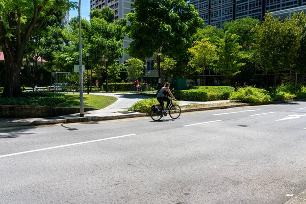 Singapore Singapore Aug 2020 Singapore August 2020 Woman Cycling Downtown — Stock Photo, Image