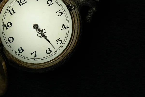 Gros Plan Extrême Une Montre Poche Vintage Sur Fond Sombre — Photo