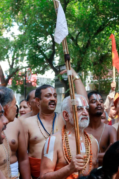 Bengaluru India Kwi 2017 Kapłan Mnichów Hinduskich Indii Południowych Składający — Zdjęcie stockowe