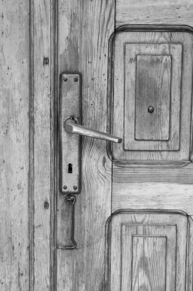 Metal Saplı Kapalı Klasik Bir Ahşap Kapıyı Kapat — Stok fotoğraf