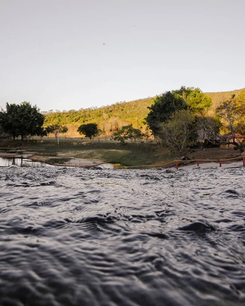 Rio Fluindo Bonito Cercado Por Colinas Cobertas Verdes — Fotografia de Stock