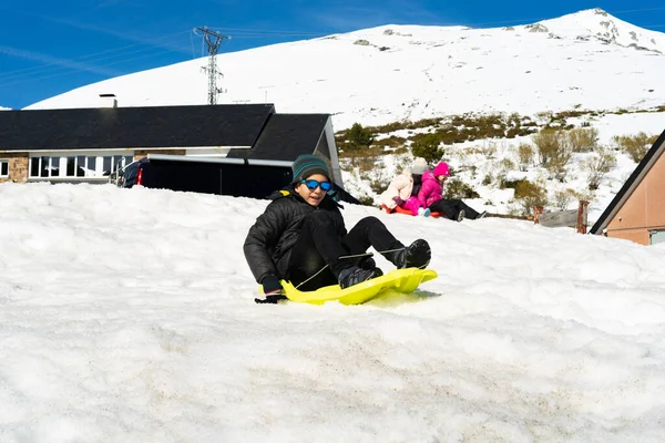 Joven Caucásico Jugando Con Trineo Montaña Cubierto Nieve —  Fotos de Stock