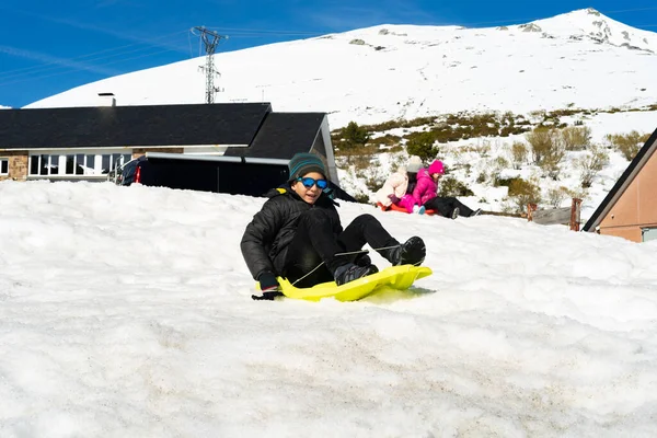 Jeune Garçon Caucasien Jouant Avec Traîneau Sur Montagne Couvert Neige — Photo