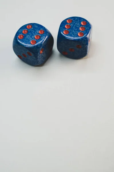 Egy Függőleges Lövés Kék Kocka Elszigetelt Szürke Alapon — Stock Fotó