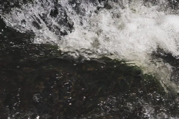 Tiro Preto Branco Uma Cachoeira Espirrando Córrego Perfeito Para Fundo — Fotografia de Stock