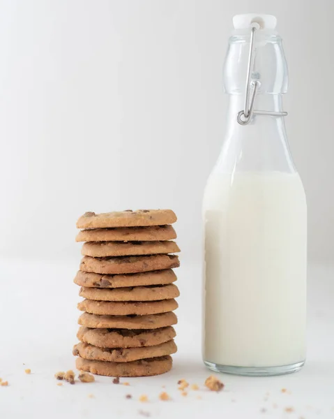 Tiro Vertical Uma Pilha Biscoitos Chocolate Lado Uma Garrafa Leite — Fotografia de Stock