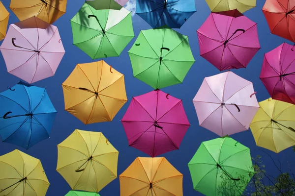 Eine Flache Aufnahme Bunter Regenschirme Mit Blauem Himmel Auf Dem — Stockfoto