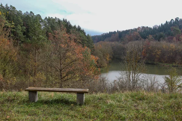 Piękny Park Jeziorem Otoczony Drzewami Jesienią — Zdjęcie stockowe