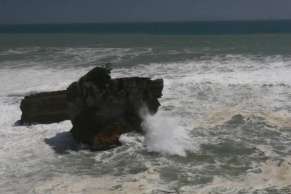 Ocean Waves Hitting Rocks Cliffs New Zealand — Stock Photo, Image